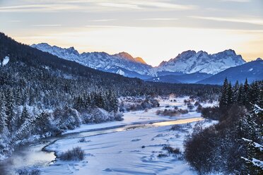 Deutschland, Bayern, Vorderriss, Isartal im Winter bei Sonnenuntergang - MRF01709