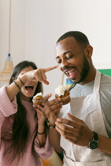 Junges Paar hat Spaß und isst frische Cupcakes - VABF01240