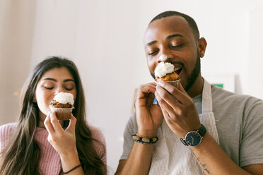 Junges Paar hat Spaß und isst frische Cupcakes - VABF01242