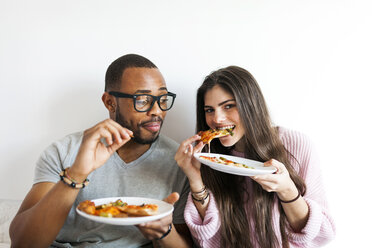Young couple at home eating pizza - VABF01248