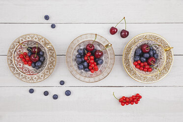 Sammeltassen mit Heidelbeeren, Johannisbeeren und Kirschen - GWF05020