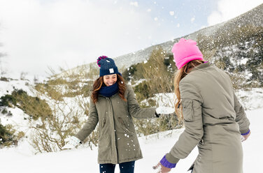 Zwei Freunde haben Spaß im Schnee - MGOF03024