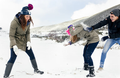 Schneeballschlacht unter Freunden im Schnee - MGOF03036