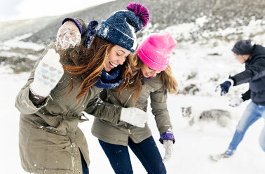 Schneeballschlacht unter Freunden im Schnee - MGOF03038