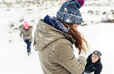 Schneeballschlacht unter Freunden im Schnee - MGOF03041