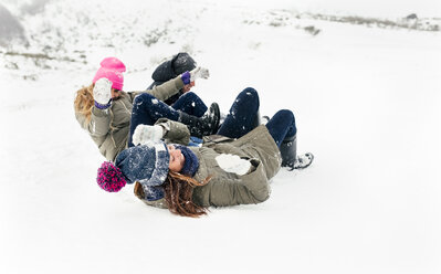 Drei Freunde rutschen auf dem Schnee - MGOF03042