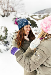 Zwei Freunde haben Spaß im Schnee - MGOF03058