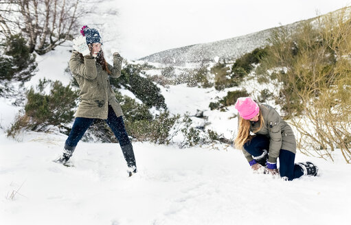 Schneeballschlacht unter Freunden im Schnee - MGOF03063