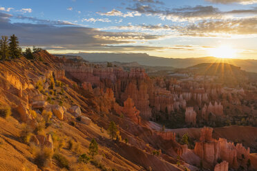 USA, Utah, Bryce Canyon National Park, Hoodoos im Amphitheater vom Rim Trail aus gesehen bei Sonnenaufgang - FOF08979