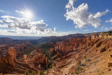 USA, Utah, Bryce Canyon National Park, Hoodoos im Amphitheater bei Sonnenaufgang - FOF08983