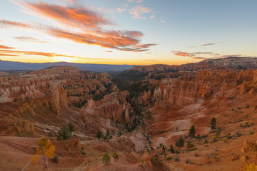 USA, Utah, Bryce Canyon National Park, Hoodoos im Amphitheater, gesehen vom Rim Trail in der Morgendämmerung - FOF08984