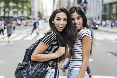 USA, New York City, two happy twin sisters in Manhattan - GIOF02173