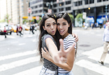 USA, New York City, Porträt von zwei schönen Zwillingsschwestern in Manhattan, die Spaß haben - GIOF02190