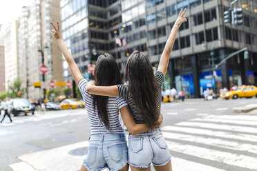 USA, New York City, Rückenansicht von zwei jungen Frauen in Manhattan, die sich amüsieren - GIOF02193