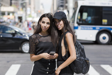 USA, New York City, two fashionable twin sisters in Manhattan - GIOF02221