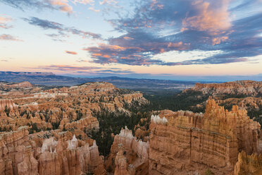 USA, Utah, Bryce Canyon National Park, Hoodoos im Amphitheater, gesehen vom Inspiration Point am Rim Trail - FOF08987