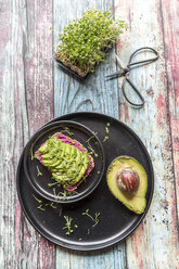 Brotscheibe mit Rote-Bete-Hummus, Avocado- und Kressescheiben - SARF03255