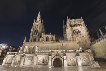 Spanien, Burgos, Burgos Kathedrale bei Nacht - DHCF00068