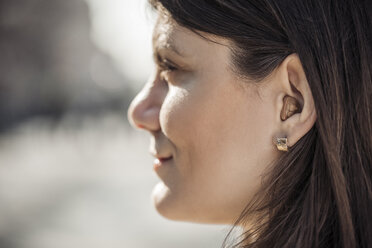 Junge Frau mit Hörgerät, Nahaufnahme - ZEDF00551