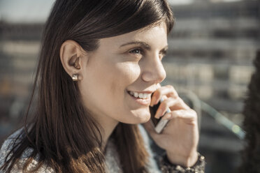 Lächelnde junge Frau mit Hörgerät am Telefon - ZEDF00554