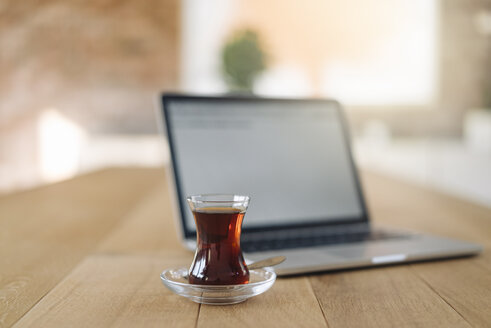 Türkischer Tee und Laptop auf dem Tisch - KNSF01150