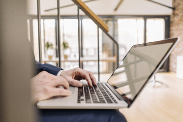 Hände eines Geschäftsmannes, der auf einer Treppe sitzt und einen Laptop benutzt - KNSF01151