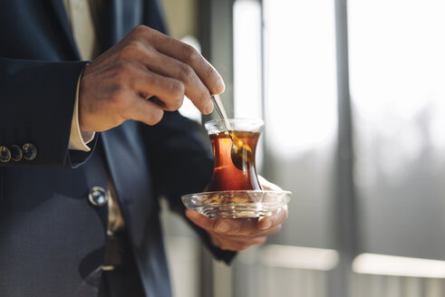 Geschäftsmann hält ein Glas türkischen Tee - KNSF01177