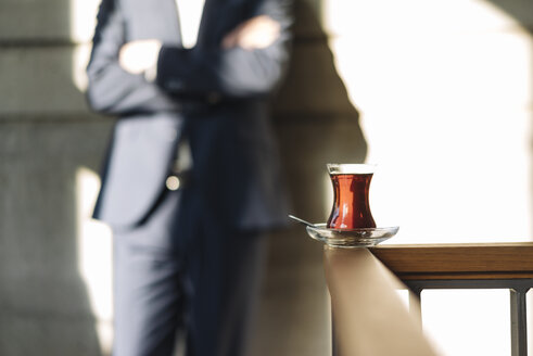 Glas türkischer Tee mit Geschäftsmann im Hintergrund - KNSF01178