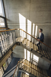 Geschäftsmann geht eine Treppe hinauf - KNSF01182