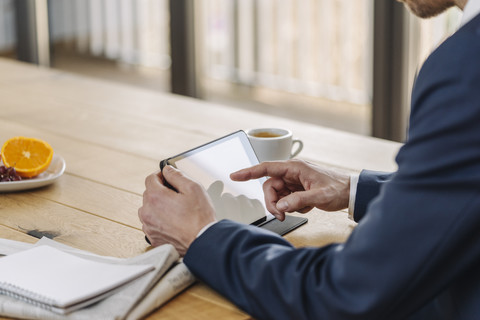 Geschäftsmann mit Tablet auf dem Tisch, lizenzfreies Stockfoto