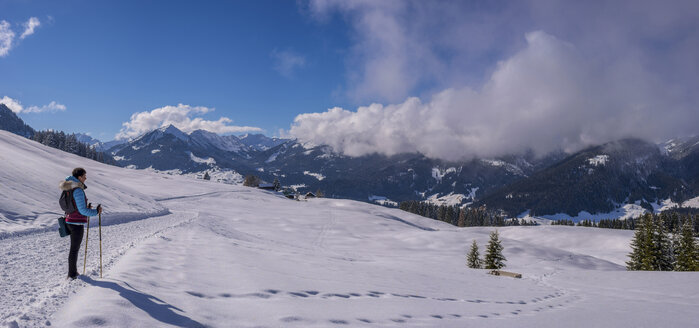 Österreich, Kleinwalsertal, Frau auf Höhenweg im Winter - WGF01058