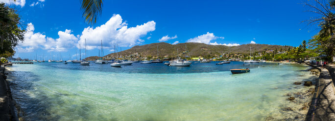 Karibik, St. Vincent und die Grenadinen, Bequia, Bucht von Port Elisabeth mit Segelschiffen - AMF05332