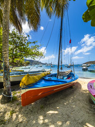 Karibik, St. Vincent und die Grenadinen, Bequia, Bucht von Port Elisabeth mit bunten Segelschiffen am Strand - AMF05333