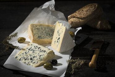 Blauschimmelkäse, Oliven, Kräuter und knuspriges Brot - MAEF12173