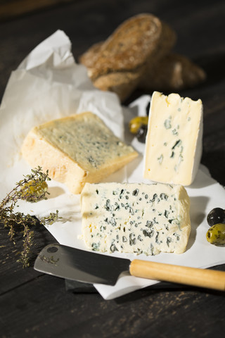 Blauschimmelkäse, Oliven, Kräuter und knuspriges Brot, lizenzfreies Stockfoto