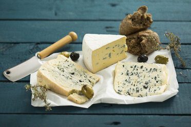 Blauschimmelkäse, Oliven, Kräuter und knuspriges Brot - MAEF12175