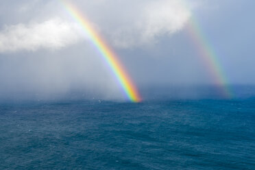 Portugal, Madeira, Regenbogen über dem Atlantischen Ozean - RJF00658