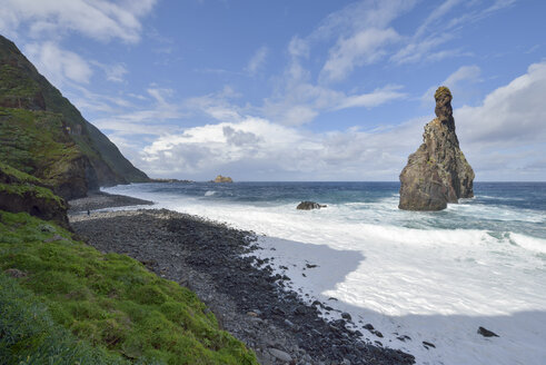 Portugal, Madeira, Felsformation Ilheus da Ribeira da Janela an der Nordküste - RJF00659