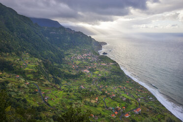 Portugal, Madeira, Blick auf Arco de Sao Jorge an der Nordküste - RJF00660