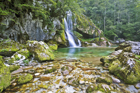 Slowenien, Primorska, Bovec, Boka-Fälle, lizenzfreies Stockfoto