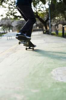 Beine eines Skateboarders in einem Skatepark - KKAF00508