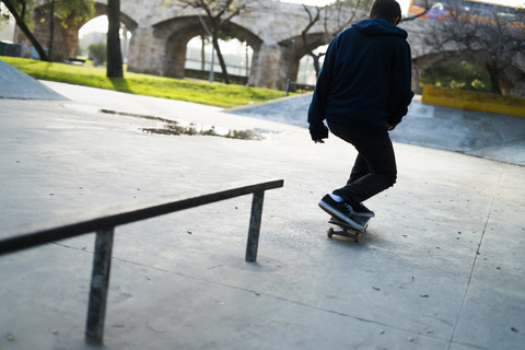 Junger Mann fährt auf einem Skateboard in einem Skatepark, lizenzfreies Stockfoto