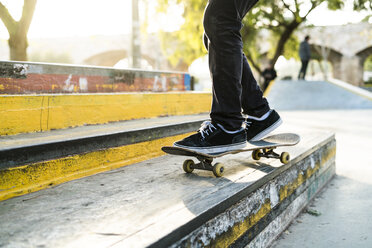 Beine eines Skateboarders in einem Skatepark - KKAF00517