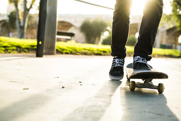 Beine eines Skateboarders in einem Skatepark - KKAF00518