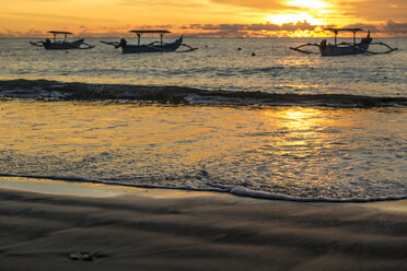 Indonesien, Bali, Sonnenuntergang über dem Meer mit Booten - KNTF00743