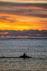 Indonesien, Bali, Sonnenuntergang über dem Meer - KNTF00746