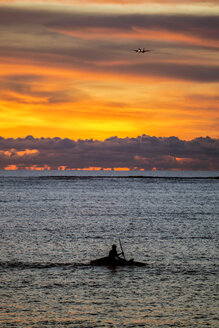 Indonesien, Bali, Sonnenuntergang über dem Meer - KNTF00746