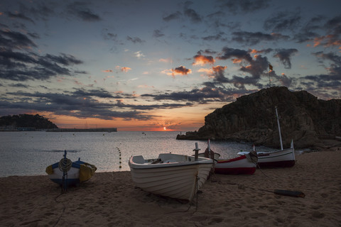 Spanien, Katalonien, Blanes, Strand Sonnenaufgang am Mittelmeer, lizenzfreies Stockfoto
