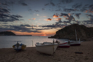 Spanien, Katalonien, Blanes, Strand Sonnenaufgang am Mittelmeer - ABOF00164