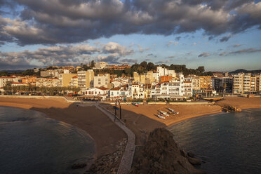 Spanien, Katalonien, Blanes, Strand und Hotels am Meer bei Sonnenaufgang - ABOF00167